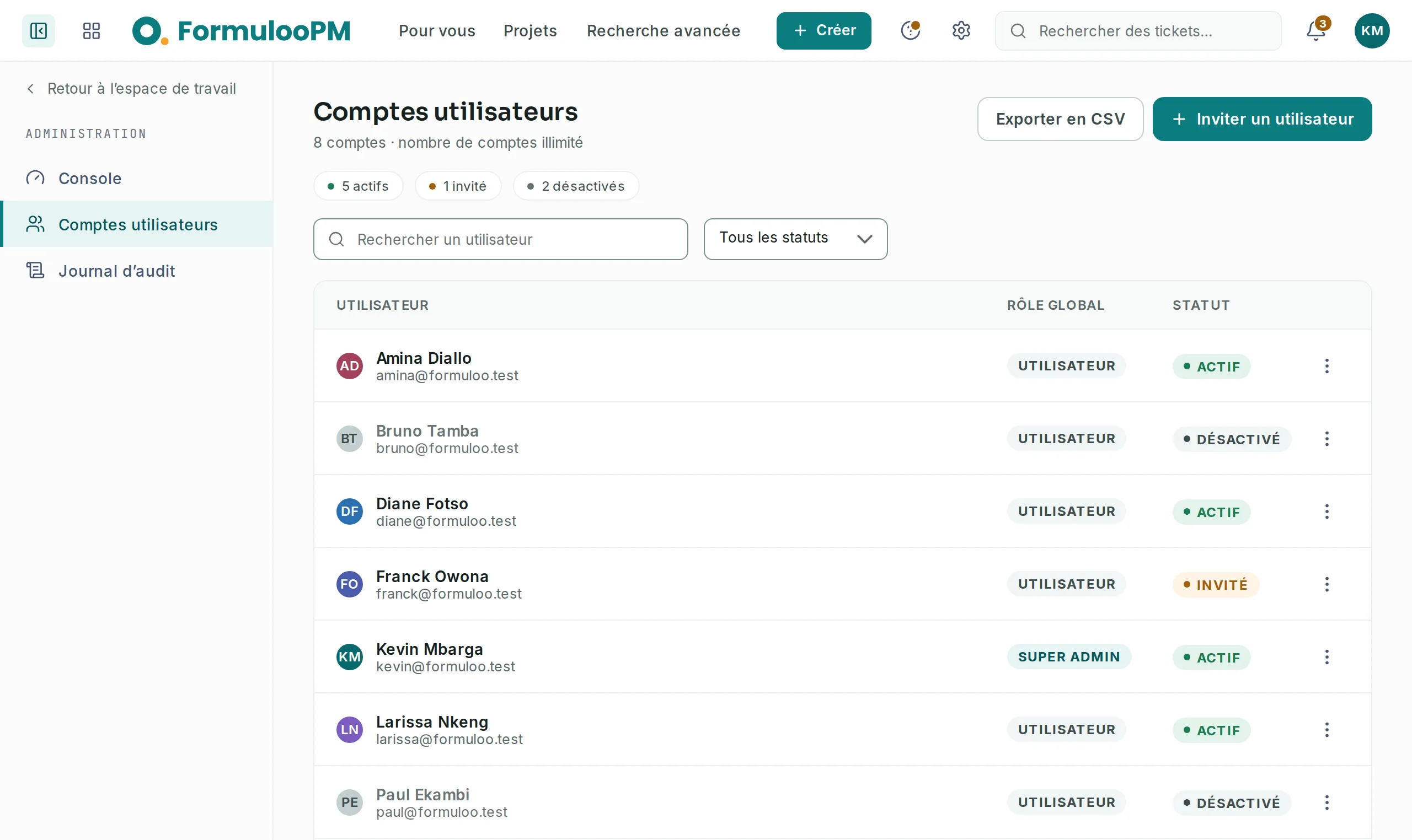 La liste Comptes utilisateurs, avec le bouton Inviter un utilisateur, les compteurs par statut, la recherche, le filtre Tous les statuts et chaque compte avec son rôle global et son statut.