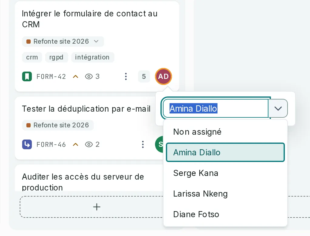 La liste ouverte depuis la pastille d’initiales d’une carte, avec Non assigné et les membres du projet.