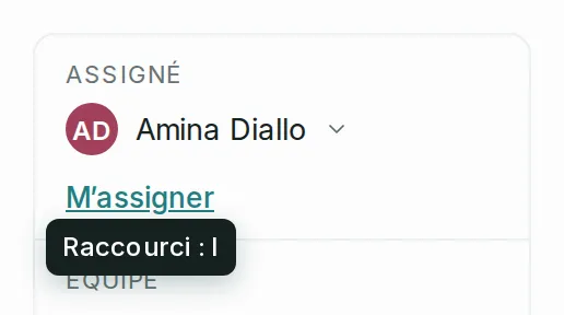 Le champ Assigné du panneau d’un ticket, avec M’assigner survolé et son infobulle Raccourci : I.