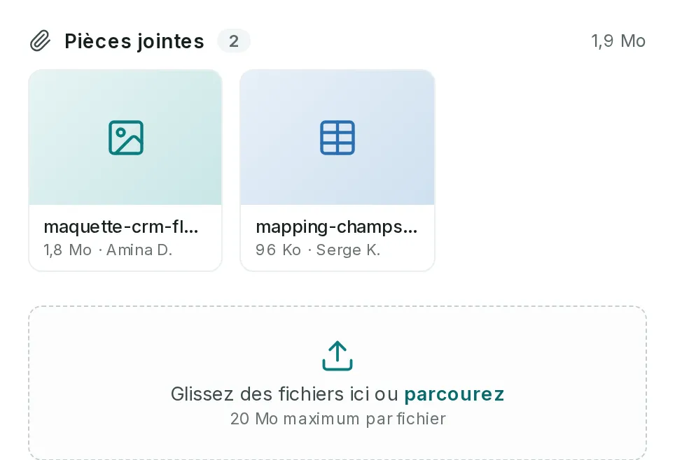 La section Pièces jointes d’un ticket : deux fichiers avec leur taille et leur auteur, puis la zone Glissez des fichiers ici ou parcourez, 20 Mo maximum par fichier.